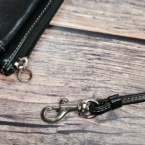 COACH BLACK LEATHER BUCKLE POCKET WRISTLET - Picture 9 of 16